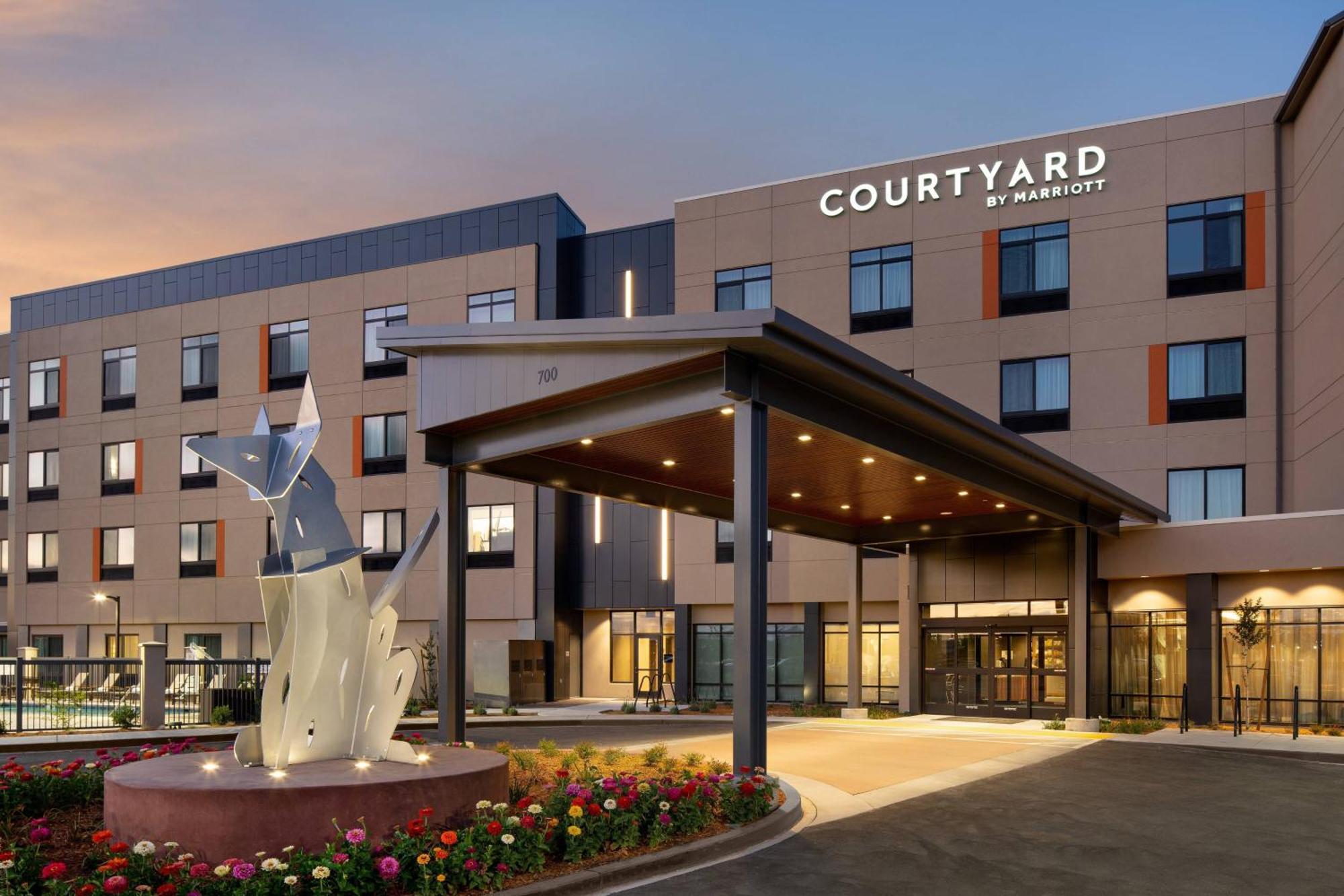 Отель Courtyard By Marriott Petaluma Sonoma County Экстерьер фото